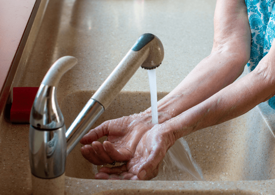 maini sub jet de apa