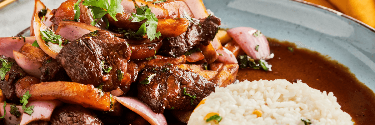 Povestea lui Lomo saltado: originea unei fuziuni delicioase